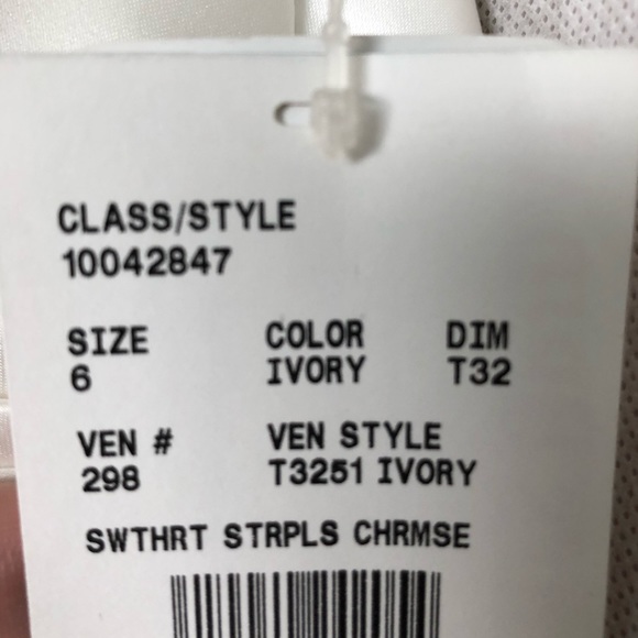 Wedding gown, never worn. - Picture 3 of 3